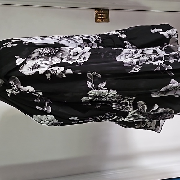 White House Black Market - NWOT - Black and White Smocked Blouse - Size X Large - Picture 3 of 9